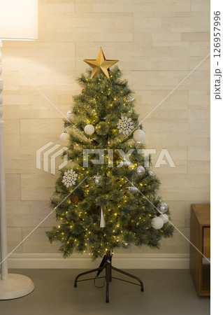 クリスマスツリーのある部屋 クリスマスツリーのある部屋 126957996