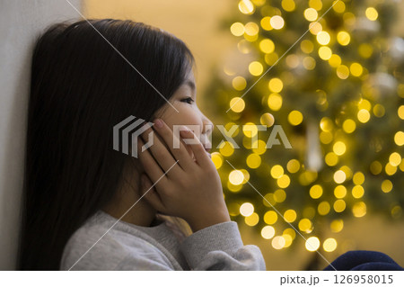 クリスマスツリーのある部屋  126958015