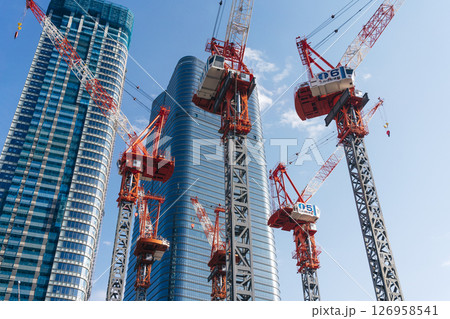 建設現場のタワークレーン 126958541