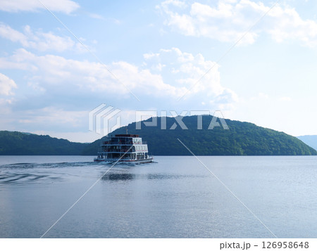湖を進む観光船と島影　穏やかな水面に広がる風景 126958648