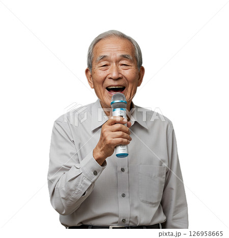 カラオケをする高齢男性 126958665