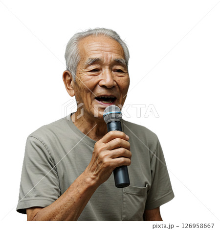 カラオケをする高齢男性 126958667