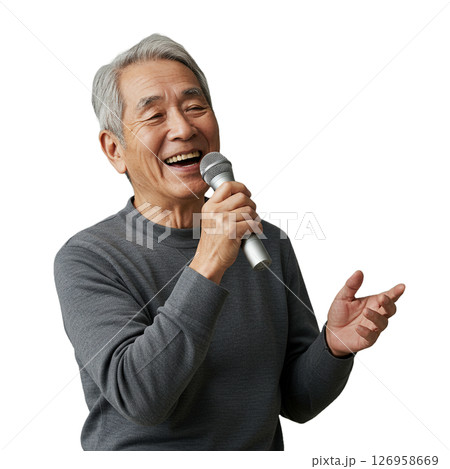 カラオケをする高齢男性 126958669