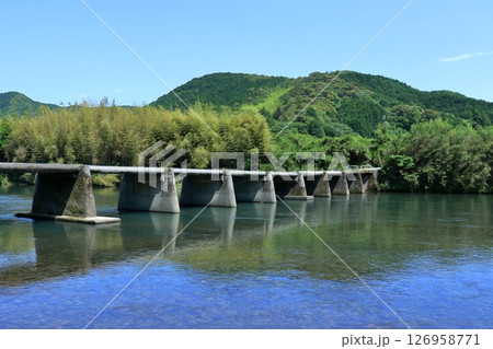 四万十川に架かる若井沈下橋　初夏　（高知県　四万十町） 126958771