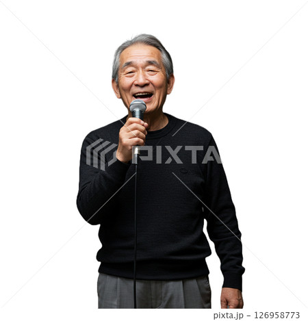 カラオケをする高齢男性 126958773