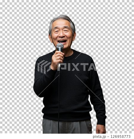 カラオケをする高齢男性 126958773
