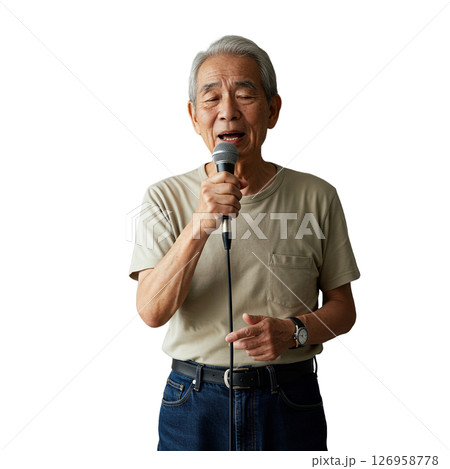 カラオケをする高齢男性 126958778