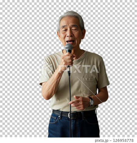 カラオケをする高齢男性 126958778