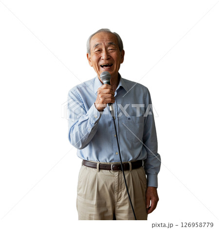 カラオケをする高齢男性 126958779