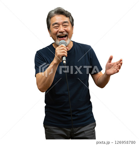 カラオケをする高齢男性 126958780