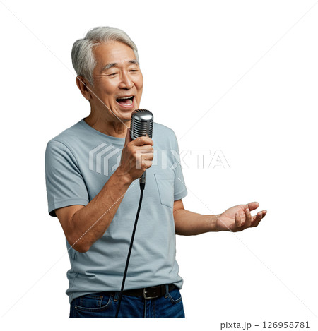 カラオケをする高齢男性 126958781