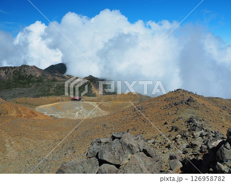火山灰で埋まった御嶽山の二ノ池 126958782