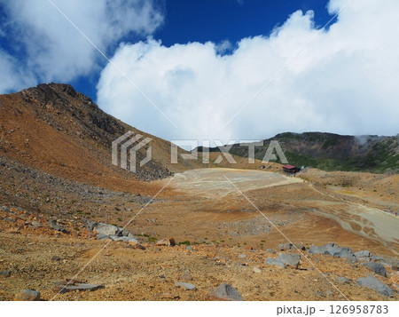 火山灰で埋まった御嶽山の二ノ池 126958783