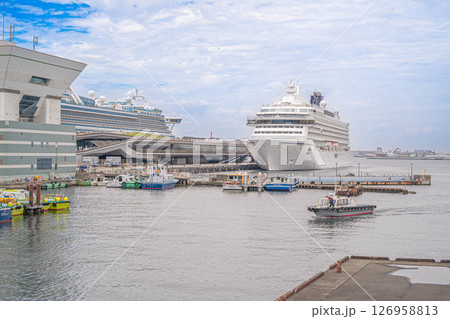 横浜港・大さん橋に停泊する最新の豪華客船「飛鳥III」 横浜港・大さん橋に停泊する最新の豪華客船「飛鳥III」 126958813