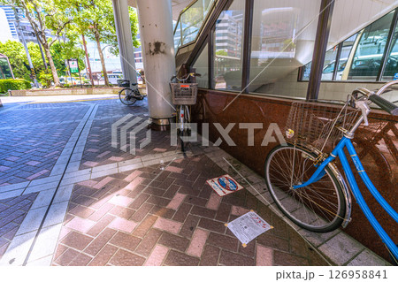 日本の横浜都市景観 横浜駅西口、「横浜西口第一歩道橋」の下、懲りない放置自転車…移動の貼り紙も… 126958841