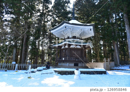 高野山　冬の六角経堂 126958846