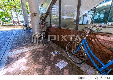 日本の横浜都市景観 横浜駅西口、「横浜西口第一歩道橋」の下、懲りない放置自転車…移動の貼り紙も… 126958848