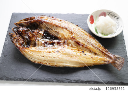 ホッケの塩焼きには大根おろし ホッケの塩焼きには大根おろし 126958861