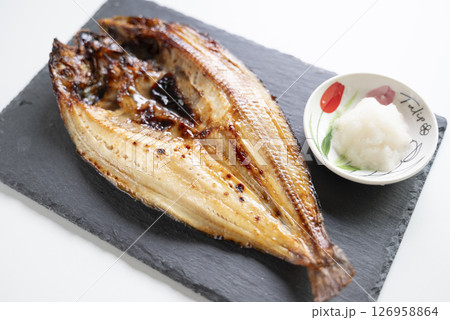 ホッケの塩焼きには大根おろし ホッケの塩焼きには大根おろし 126958864