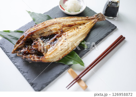 ホッケの塩焼きには大根おろし ホッケの塩焼きには大根おろし 126958872