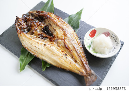 ホッケの塩焼きには大根おろし 126958878