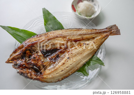 ホッケの塩焼きには大根おろし 126958881