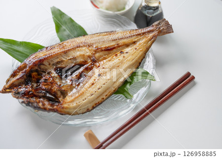 ホッケの塩焼きには大根おろし 126958885