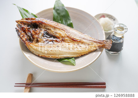 ホッケの塩焼きには大根おろし 126958888
