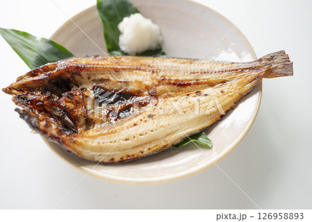 ホッケの塩焼きには大根おろし ホッケの塩焼きには大根おろし 126958893