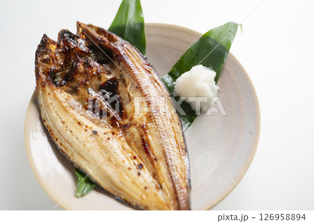ホッケの塩焼きには大根おろし ホッケの塩焼きには大根おろし 126958894