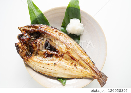 ホッケの塩焼きには大根おろし 126958895