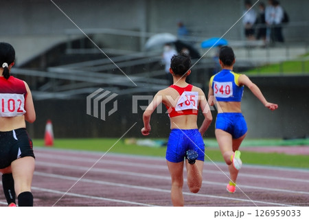 陸上の試合　走り幅跳び 126959033