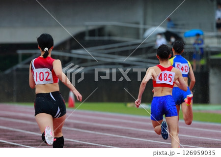 陸上の試合　走り幅跳び 126959035