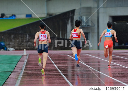 陸上の試合　走り幅跳び 126959045