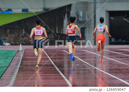 陸上の試合　走り幅跳び 126959047