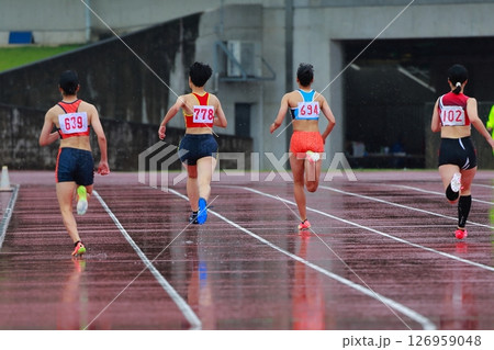 陸上の試合 走り幅跳び 陸上の試合 走り幅跳び 126959048