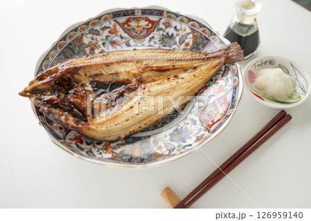 絵皿に盛り付けたホッケの塩焼き 126959140