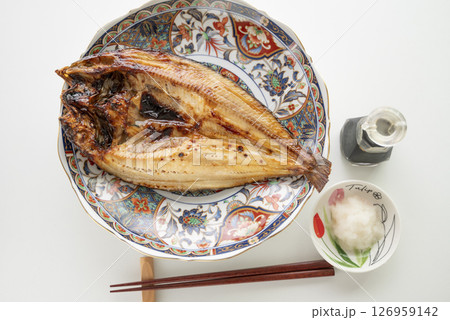 絵皿に盛り付けたホッケの塩焼き 絵皿に盛り付けたホッケの塩焼き 126959142