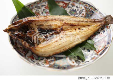 絵皿に盛り付けたホッケの塩焼き 126959236