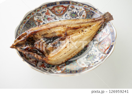 絵皿に盛り付けたホッケの塩焼き 126959241