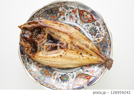 絵皿に盛り付けたホッケの塩焼き 126959242