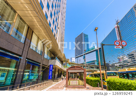 日本の横浜都市景観 横浜駅やJR横浜タワーなどを望む 日本の横浜都市景観 横浜駅やJR横浜タワーなどを望む 126959245