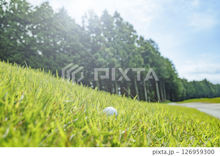 新緑の芝生が綺麗なゴルフ場 126959300