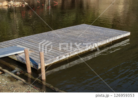 池の桟橋 126959353