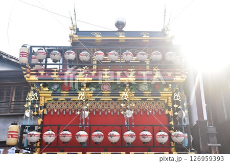 日本の岐阜県の高山市　春の高山祭　巡行する派手な屋台と美しい空　沢山の提灯と豪華な装飾品 126959393