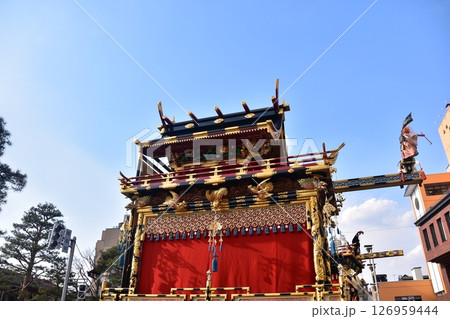 日本の岐阜県高山市　春の高山祭の曳き揃え　からくり人形屋台の龍神台と石橋台 126959444