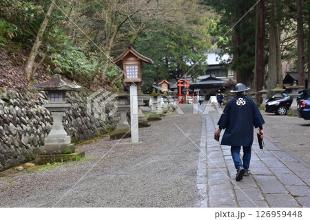日本の岐阜県高山市　春の高山祭の日枝神社　陣笠を被り、法被を着た祭りに参加する男性 126959448