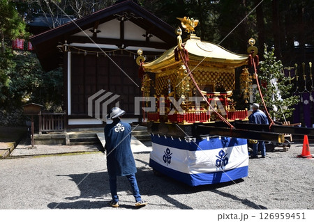 日本の岐阜県高山市 春の高山祭の日枝神社 境内に置かれた豪華な神輿 陣笠を被り祭りに参加する男性 日本の岐阜県高山市 春の高山祭の日枝神社 境内に置かれた豪華な神輿 陣笠を被り祭りに参加する男性 126959451