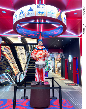 大阪なんば　くいだおれ人形 126959659