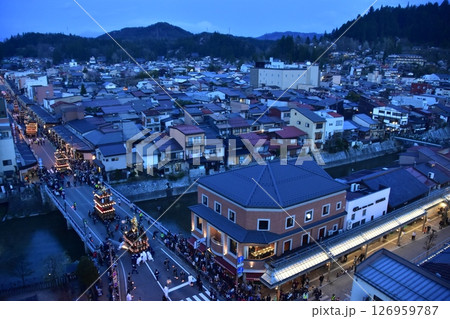 日本の岐阜県の高山市　春の高山祭の夜祭　日没後に巡行する提灯屋台　街並みの俯瞰写真 126959787